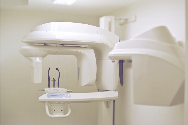 パノラマレントゲン。 当院で使用しているレントゲン装置は従来の歯科用CTに比べ被ばく線量を抑えてあります。 また、歯科矯正に必須とされる「セファログラム」の機能も備えてあります。